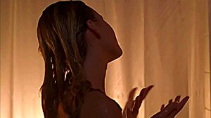 Tania Saulnier megmutatja dekoltázsát és meztelen testét a zuhany alatt
