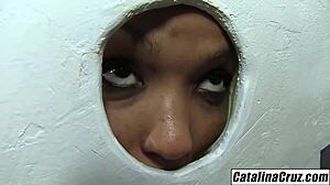 Mercedes Santass memberikan handjob deepthroat gloryhole di kamar mandi
