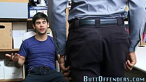 Gay brottsling fångas när han onanerar och tar ett handjobb