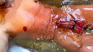 Podwodny fetysz pierścieni na kutasie z dużym kutasem