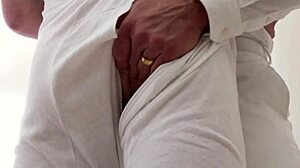 란제리를 입은 몰몬 십대가 엉덩이를 손가락으로 만지는 것을 즐긴다