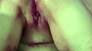 Seorang wanita berlekuk memuaskan dirinya sendiri dengan wortel di anusnya, menyebabkan lubang dan gas yang terlihat
