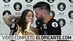 Sara, blonďatá bomba, si v tomto pikantním videu s tématikou jídla dopřává smyslnou hostinu s banánem a loktem