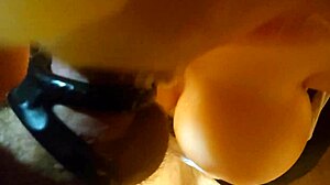 POV video van rondborstige sekspop die oraal genot krijgt