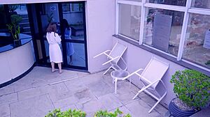 सुडौल नौकरानी होटल संरक्षक के साथ अंतरंग गतिविधियों में संलग्न होती है।