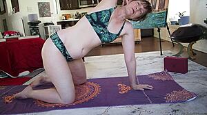 MILF Aurora Willows dalam bikini memperlihatkan kebolehan yoga dan bibir vagina besarnya