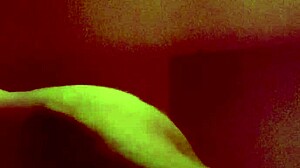 A massagem sensual das milfs asiáticas se transforma em um encontro quente na webcam escondida