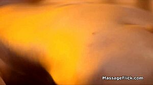 Брюнетки красавици се отдават на чувствен маслен масаж и лесбийско удоволствие
