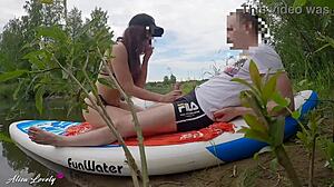 アマチュアカップルの屋外アドベンチャーが、野生の川のセックスセッションに変わります。