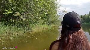 Aventura ao ar livre entre casais amadores se transforma em uma sessão de sexo selvagem no rio