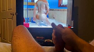 Masturbieren zu einem heißen Pornovideo mit einem Monster-Schwanz
