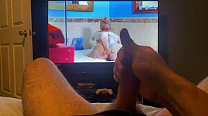 Masturbasi dengan video porno panas yang menampilkan zakar monster