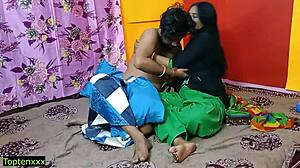 एक आकर्षक भारतीय गृहिणी ने अपने साथी को भावुक प्रेम-प्रसंग से आश्चर्यचकित कर दिया, जिसमें स्पष्ट हिंदी ऑडियो था।