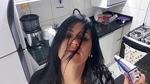 Seorang wanita seksi memuaskan dirinya sendiri dengan kontol monster di dapur