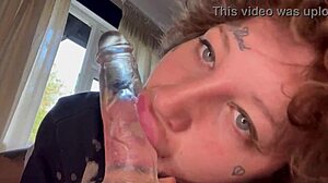 Inked babe udfører intens oralsex, indtil hun græder, mens hun bruger en dildo
