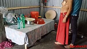 भारतीय चाची लाल साड़ी में गर्म सेक्स अधिनियम में संलग्न