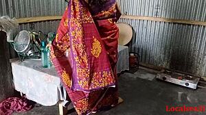 Индийская тетушка в красном сари занимается горячим сексом