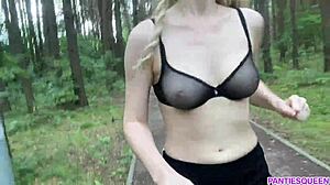 Sarışın kadın parkta açık havada egzersiz yaparak çıplak vücudunu sergiliyor ve göğüslerini zıplatıyor