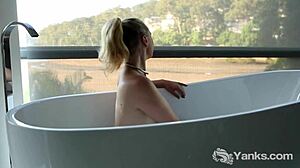 Kim, den yndige vlogger, hengiver sig til en varm solo-session før et afslappende bad