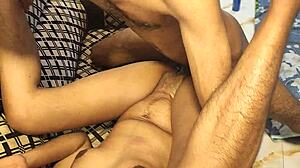 Pasangan muda Bengali menikmati hubungan seks yang penuh gairah di rumah