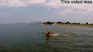 Η Άντα Μπογιάνας κολυμπάει στον εξωτερικό χώρο χωρίς μαγιό